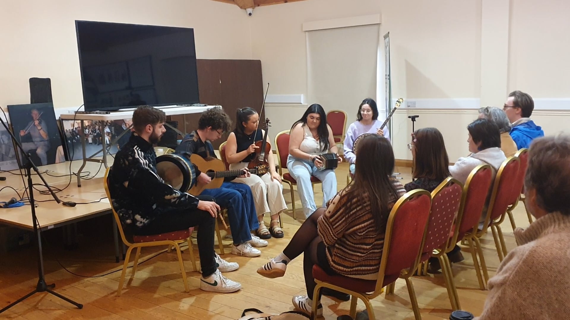 Orla and friends perform a lovely hornpipe for the Sunday afternoon audience.